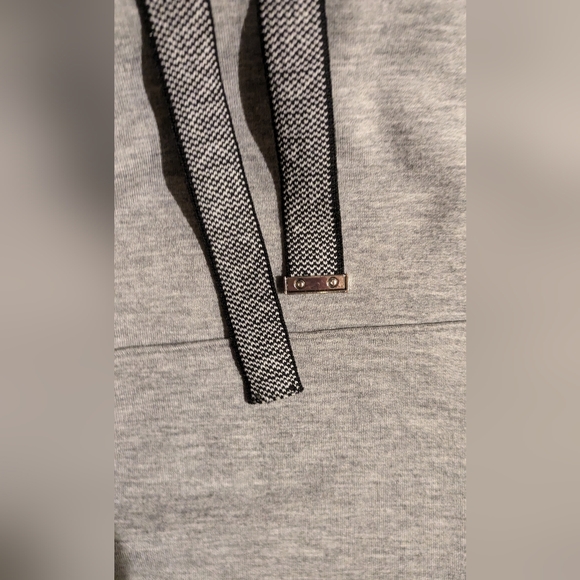 Calvin Klein Dress with pockets & hood - Picture 5 of 9